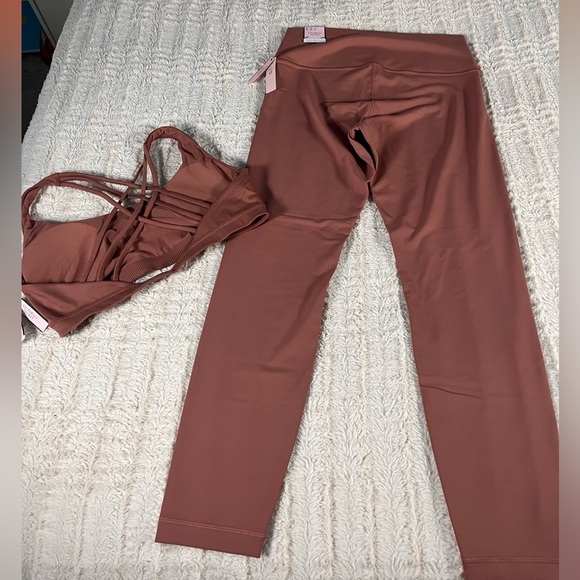 Victoria’s Secret Studio Legging and Sports Bra 2pc Outfit Set L NWT - Picture 3 of 7
